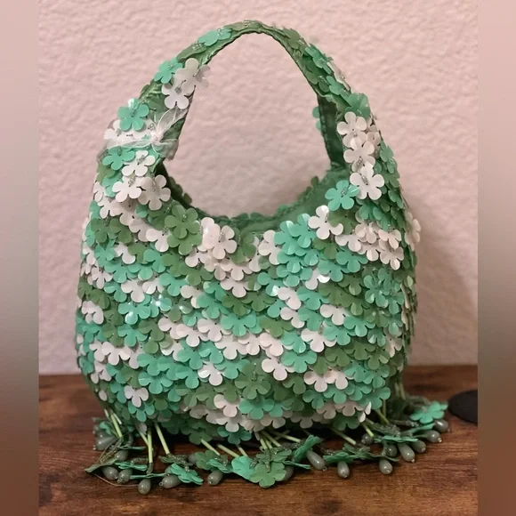 Floral Beaded Green and White Bag 🌿 - Picture 3 of 12